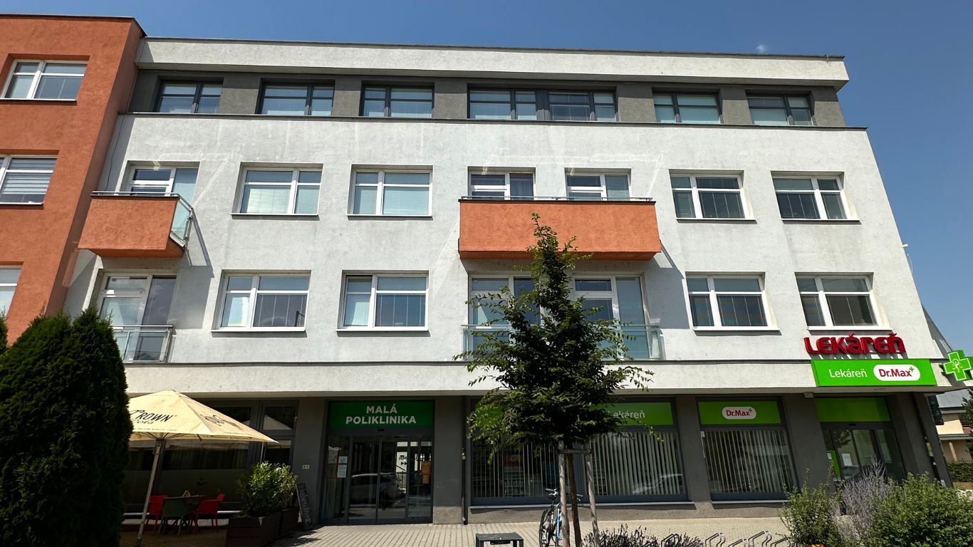 Budova Malá poliklinika s lekárňou Dr.Max na prízemí