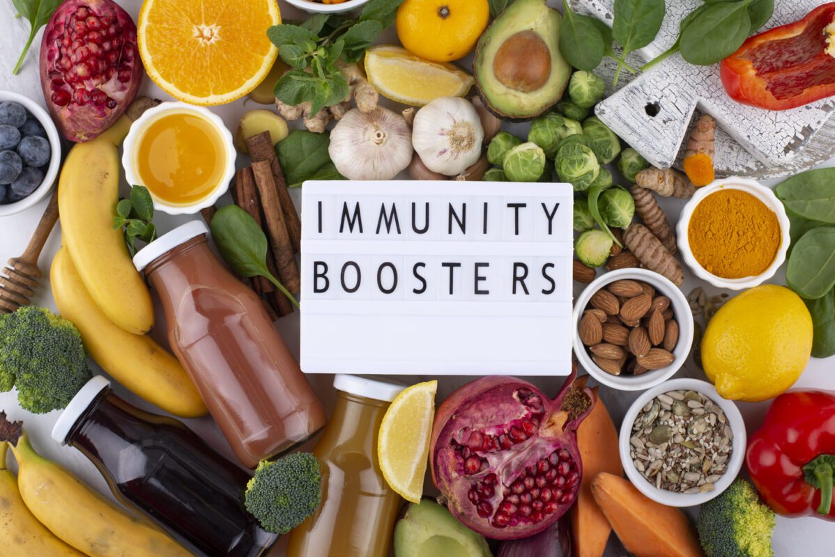 Výber zdravých potravín na podporu imunity s nápisom Immunity Boosters