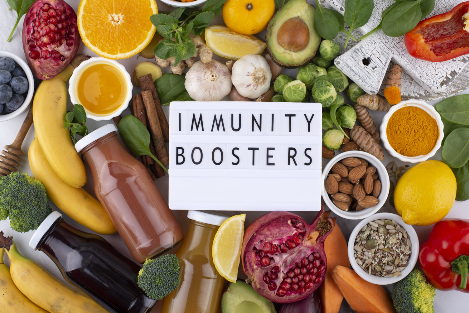 Výber zdravých potravín na podporu imunity s nápisom Immunity Boosters