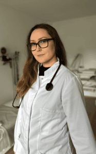 Všeobecná lekárka s fonendoskopom v ambulancii všeobecného lekára